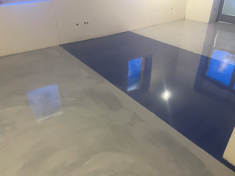 Boden mit grauem und blauem Epoxidharzbelag, reflektierende Fläche.